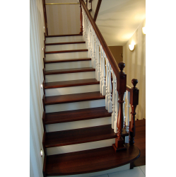 Taisnas kāpnes trīsstāvu mājai 2