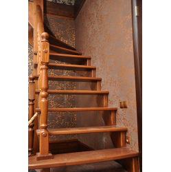 Kāpnes ar pagriezienu 90° trīsstāvu mājai 2