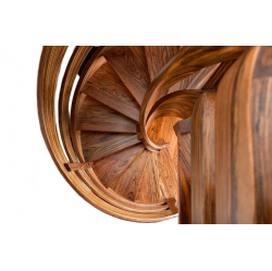 Amazaque spirālveida koka kāpnes