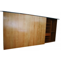 Ķiršu koka finierējuma bīdāmās durvis.