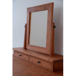 Guļamistabas kumodes spogulis ķirša koka ietvarā