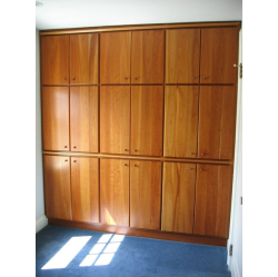 Skapīši ar finierētām ķirša koka fasādes durvīm