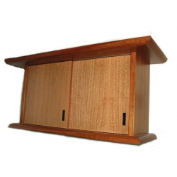 Virtuves mēbeles. Augšējais skapītis. Fasādes - eikalipta koka finierējums, korpuss - ķiršu koks.