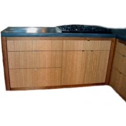 Virtuves mēbeles, fasādes - eikalipta koka finierējums. Skapīšu korpusi - ķiršu koks