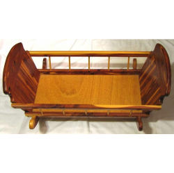 Zīdaiņa gultiņa. Materiāls - ciedrs.