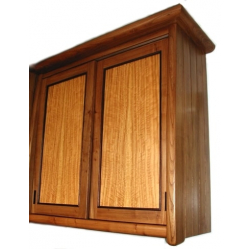 Virtuves augšējais skapītis ar divām durvīm. Fasādes - eikalipta finierējums.