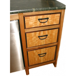 Virtuves apakšējais skapītis - atvilktņu bloks. Fasādes - eikalipa finierējums.