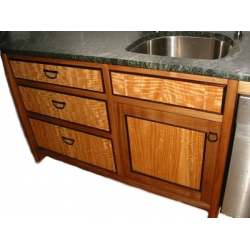 Virtuves apakšējais skapītis - atvilktņu bloks un izlietnes skapītis. Fasādes - eikalipa finierējums.