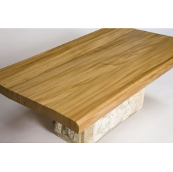 Galds ar gobas masīvkoka galda virsmu. A