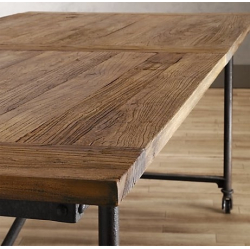 Antīka stila galds ar gobas masīvkoka galda virsmu.