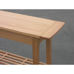 Galdiņš ar dekoratīvu plauktu