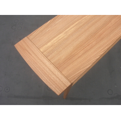 Gobas koka galdiņš ar dekoratīvu plauktu