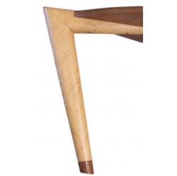 Kļavas putna acs žurnālu galdiņa kāja