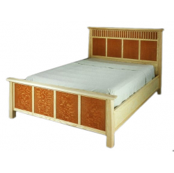 Koka gulta ar lacewood finierējuma paneļiem.