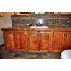 Lacewood masīvkoka vannasistabas mēbeles.