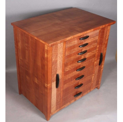 Makore finierējuma kumode