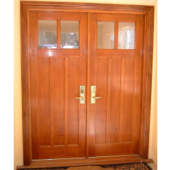 Melnalkšņa koka divvērtņu durvis.