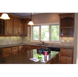 Melnalkšņa virtuves mēbeles.