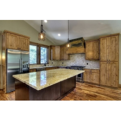 Melnalkšņa virtuves mēbeles.