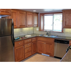 Melnalkšņa koka virtuves mēbeles