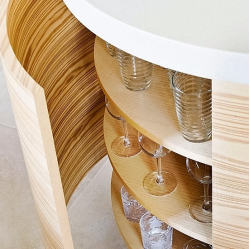 Virtuves skapītis ar liektu fasādi. Olīvkoka finierējums.