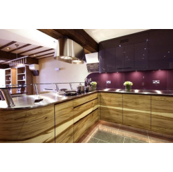 Virtuves mēbeles. Augšējie skapīši krāsoti un pulēti. Apakšējie skapīši - olīvkoka finierējums.