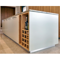 Virtuves mēbeles. Olīvkoka finierējums virtuves skapītī iebūvētiem vīna plauktiem.