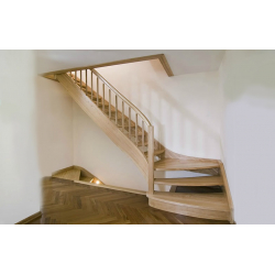 Oša koka kāpnes ar iebūvētu led apgaismojumu