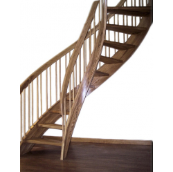 Beicētas oša koka kāpnes.