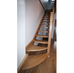 Taisnas ozolkoka kāpnes.