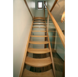 Taisnas ozolkoka kāpnes.