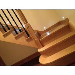Kāpnes ar led apgaismojumu.