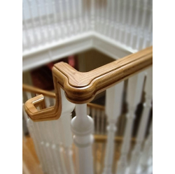 Dekoratīvs stilīgs kāpņu roku balsts.