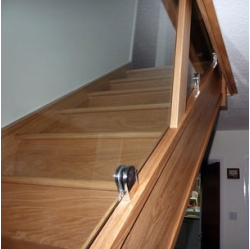 Ozolkoka kāpnēm reliņu vietā stikls.