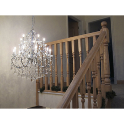 Kāpnes ar virpotiem reliņiem un kāpņu stabu.