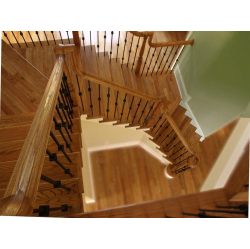 U veida ozolkoka kāpnes ar pretpakāpieniem.