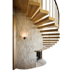 Ozolkoka kāpnes, pakāpieni iebūvēti sienā.