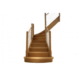 L veida kāpnes ar horizontāliem metāla reliņiem.