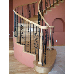 Kāpnes ar dekoratīviem antīkiem metāla reliņiem.
