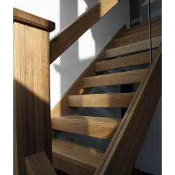 Ozolkoka kāpnes ar stikla margu.