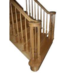 Kāpnes ar virpotiem reliņiem, kāpņu stabiem un dekoratīviem roku balstiem.