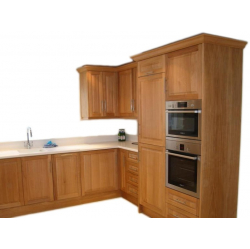 Ozolkoka virtuves mēbeles.