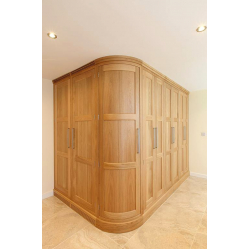 virtuves mēbeles. Skapji, kur iebūvētas arī starpistabu durvis.