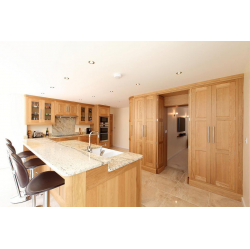 Virtuves bāra lete. Skapji, kur iebūvētas arī starpistabu durvis.