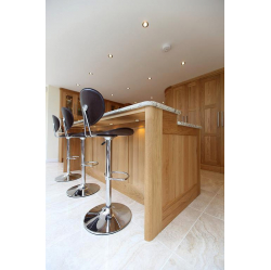 Virtuves bāra letē iebūvēts led apgaismojums.