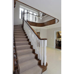 L veida riekstkoka kāpnes.