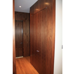 Riekstkoka finierējuma skapis, sienu paneļi un durvis.