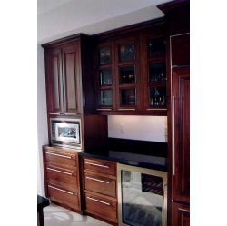 Riekstkoka virtuves mēbeles.