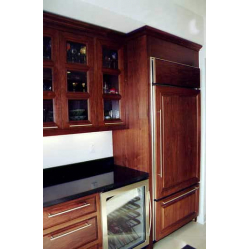 Riekstkoka virtuves mēbeles.