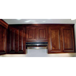 Riekstkoka virtuves mēbeles - augšējie skapīši.